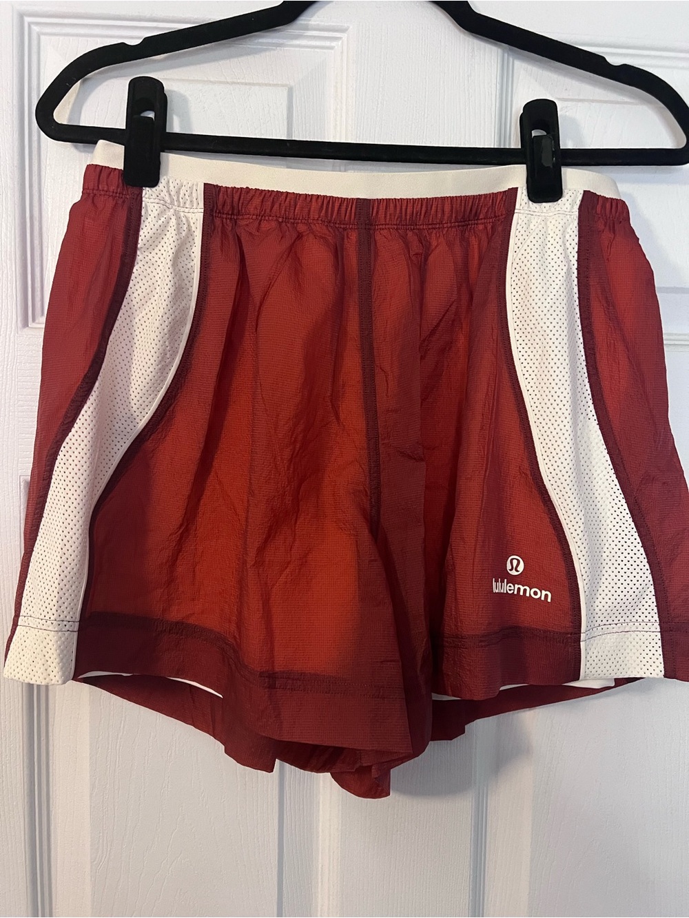 #552 NWT Lululemon License to Train HR 4” Shorts Cranberry Charm/Light Ivory M - Picture 2 of 5